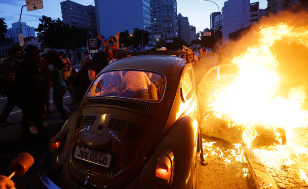 מציתים רכבים בסאו פאולו (צילום: AP)
