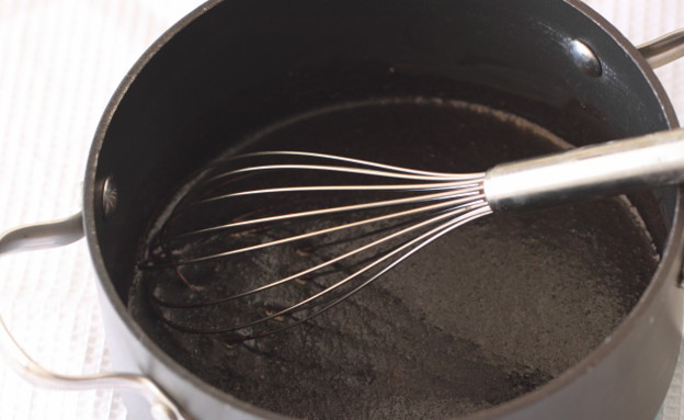 בראוניז שלב ראשון ממסים את החמאה ומוסיפים את הקפה והקקאו