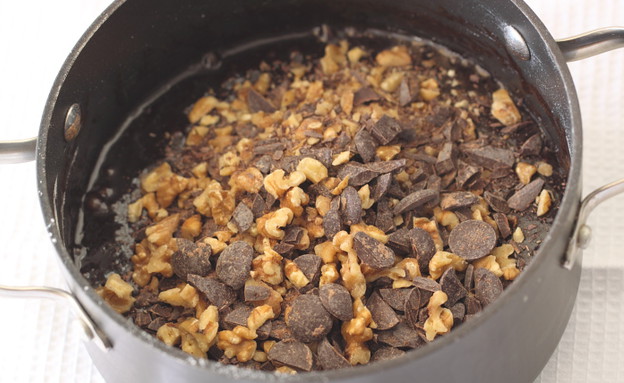 בראוניז שלב שני מוסיפים את האגוזים והשוקולד