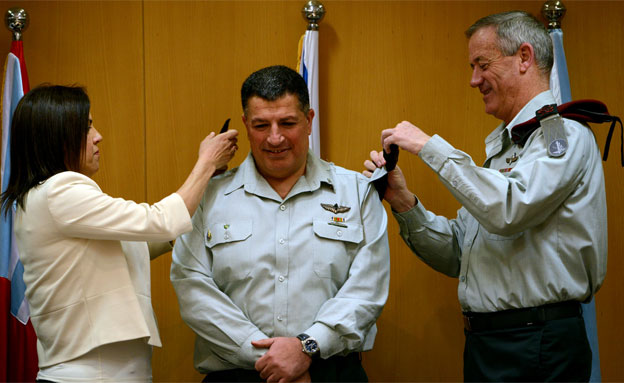 מרדכי מועלה לדרגת אלוף בטקס, היום (צילום: דו"צ)