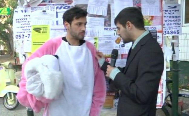 ג'קי הופך לכתב חדשות (תמונת AVI: mako) ג'קי הופך לכתב חדשות (תמונת AVI: mako)