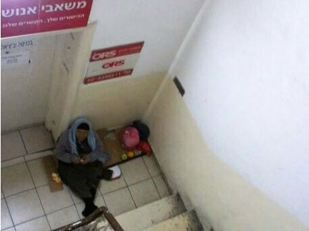 האישה חסרת הבית בחדר המדרגות (צילום: חדשות 2)