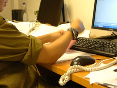 חייל מול מחשב (צילום: יונתן בן-דוד, עיתון 