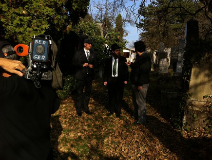 ביקור בבית הקברות (צילום: אנדרש בורגולה)