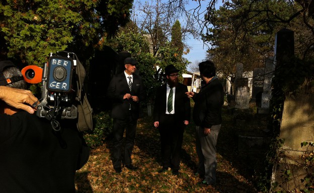 ביקור בבית הקברות (צילום: אנדרש בורגולה)
