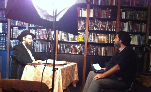 רוני קובן בראיון עם הרב (צילום: אנדרש בורגולה)