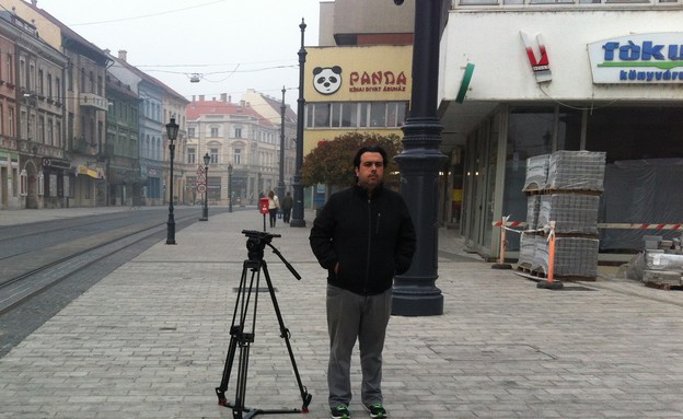מצלמים ברחובות הונגריה (צילום: אנדרש בורגולה)