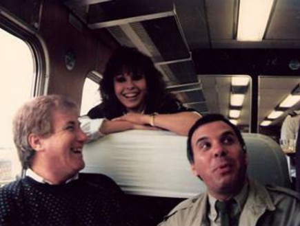 עם אהוד מנור באוטובוס של המשלחת הישראלית 1988 (צילום: מתוך האתר הרשמי של ירדנה ארזי)