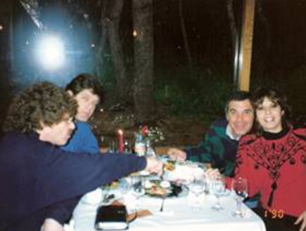 עם חברים במסעדה 1990 (צילום: מתוך האתר הרשמי של ירדנה ארזי)