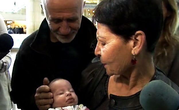 המשפחות בנתב"ג (צילום: חדשות 2)