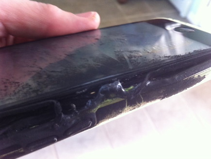 האייפון 5C הירוק-לשעבר שנשרף בכיסה של תלמידה (צילום: ג'ודי מיליגן)