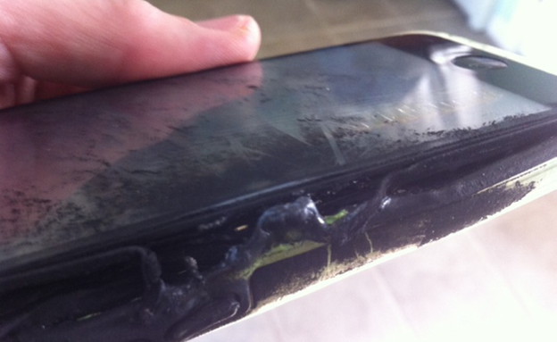 האייפון 5C הירוק-לשעבר שנשרף בכיסה של תלמידה (צילום: ג'ודי מיליגן)
