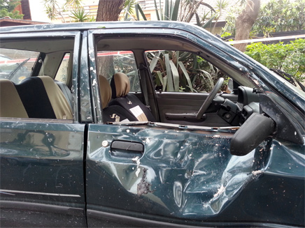 מכונית סמוכה שניזוקה מרסיסים (צילום: עזרי עמרם, חדשות 2)