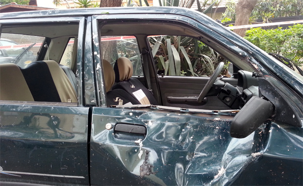 מכונית סמוכה שניזוקה מרסיסים (צילום: עזרי עמרם, חדשות 2)