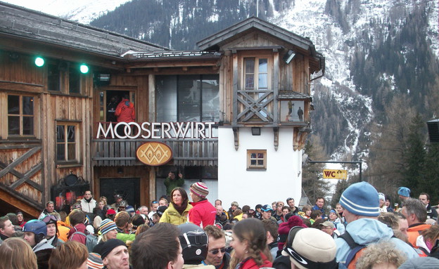 מועדון המוזרווירט, מועדון באתר הסקי