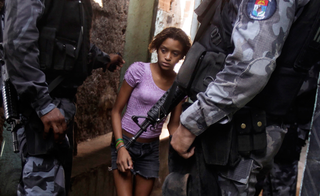 מאבדים את הילדות בסמטאות ברזיל (צילום: רויטרס)