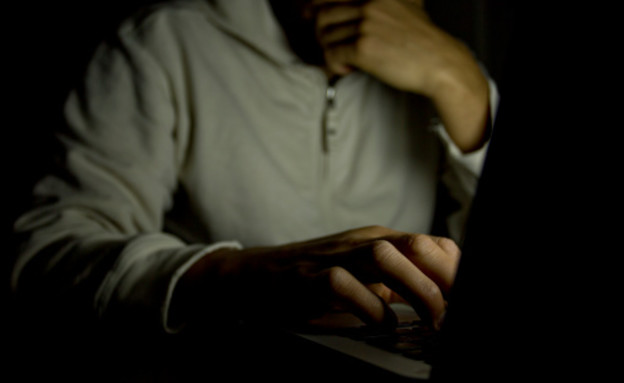 גבר מול מחשב בחושך (צילום: HyperionPixels, Thinkstock)