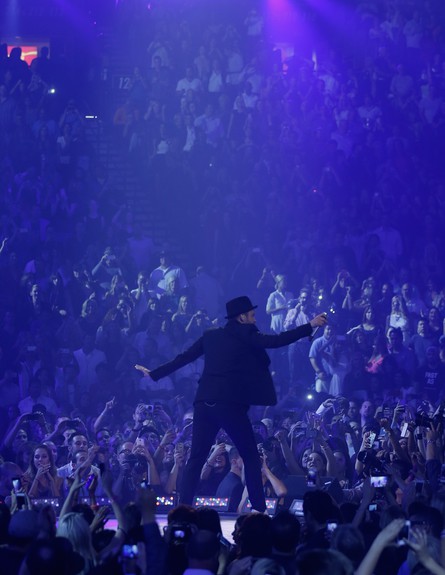 ג'סטין טימברלייק בהופעה (צילום: Isaac Brekken, GettyImages IL)