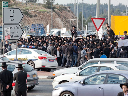 מפגינים בצומת שילת (צילום: יחזקאל איטקין)