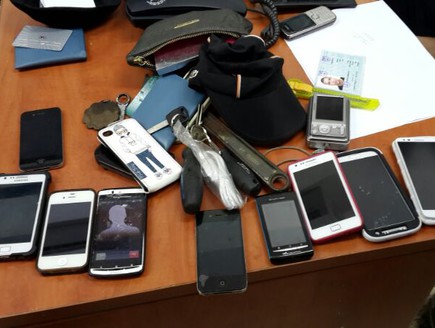 סלולריים פזורים על השולחן (צילום: דוברות המשטרה מחוז דרום מרחב נגב)
