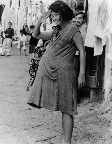 אופנה בהריון אז והיום - סופיה לורן (צילום: גטי אימג'ס/דיילימייל)