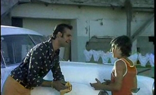 מיקו וששון גבאי בסצנה מתוך צ'רלי וחצי