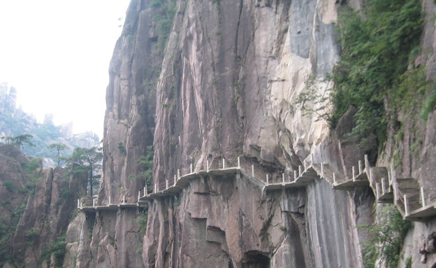 על הקצה, מדרגות בהרים, סין