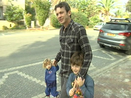 מוקי עם הילדים (צילום: חדשות 2)