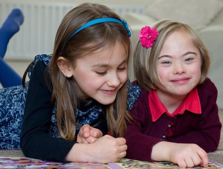 תאומות עם תסמונת דאון - על השטיח (צילום: dailymail.co.uk, צילום מסך)