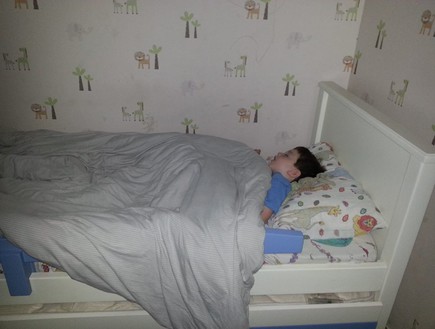 יונתן רוזן ישן במיטה (צילום: תומר ושחר צלמים, צילום ביתי)