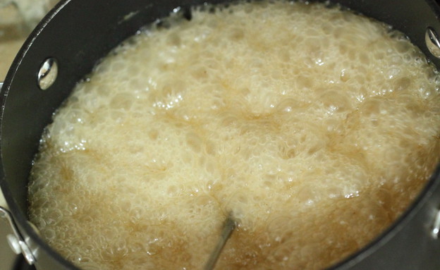 ממתק קרמל, אגוזים ושוקולד ביתי - קרמל שלב 2