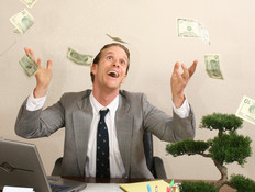 גבר במשרד זורק כסף (צילום: אימג'בנק / Thinkstock)