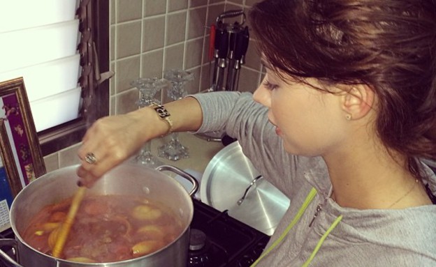 רוסלנה רודינה מבשלת (צילום: מתוך האינסטגרם של אייל גולן, instagram)