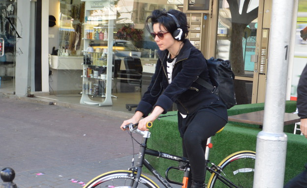 נינט טייב על אופניים (צילום: צ'ינו פפראצי)