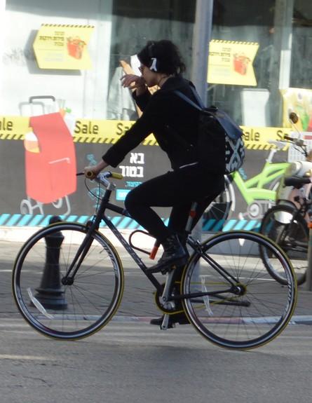 נינט טייב על אופניים (צילום: צ'ינו פפראצי)