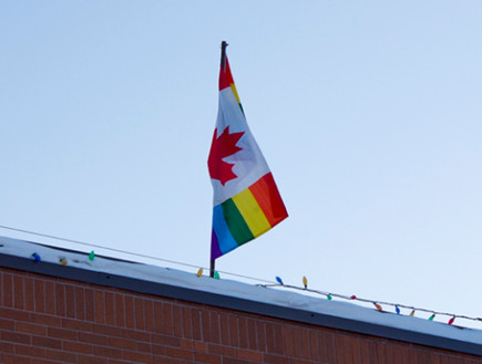 קנדה מניפה דגל גאה למען הומואים ברוסיה (צילום:  Photo by Flash90, פייסבוק)