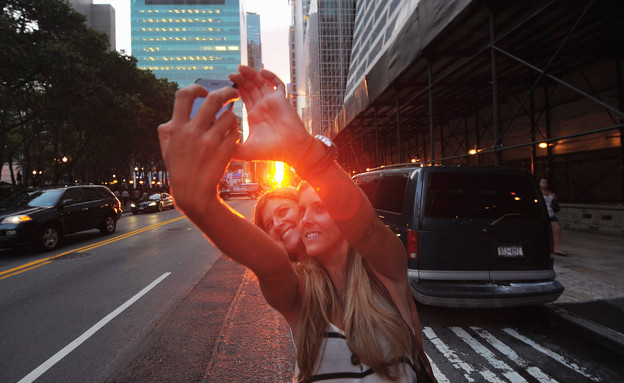 בחורות עם סלולריים  (צילום: Michael Loccisano, GettyImages IL)