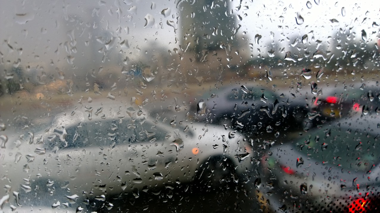 גשם על החלון - צולם תוך כדי נסיעה