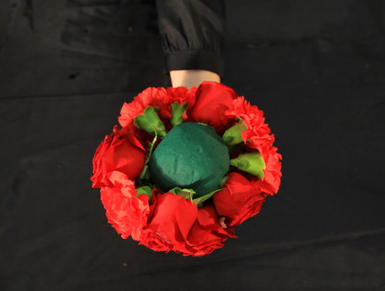 סידור פרחים, שלב 7, הפכו ומלאו גם את המחצית השנייה של הכדור (צילום: רונית לוין)