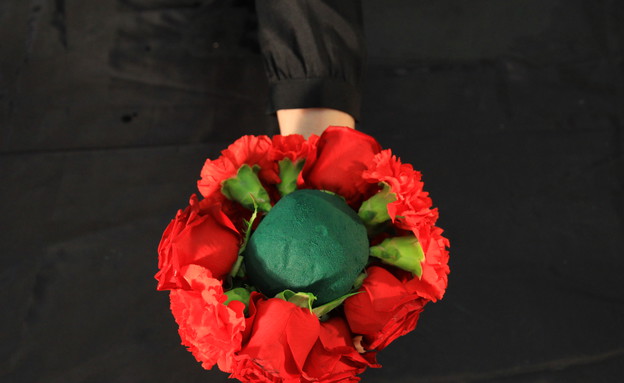 סידור פרחים, שלב 7, הפכו ומלאו גם את המחצית השנייה של הכדור (צילום: רונית לוין)