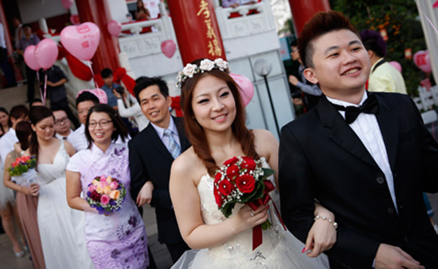 חתונה המונית בסין (צילום: AP)