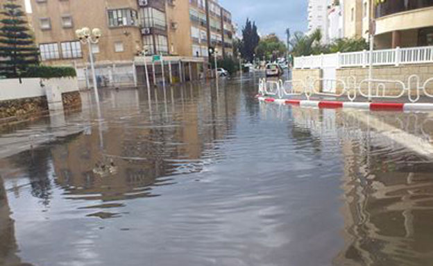 העירייה החלה בשאיבת המים (צילום: זוהר בן אלי)