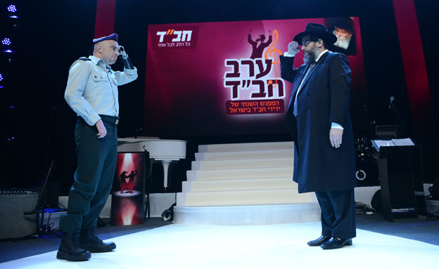 סרן זיו שילון נפגש עם שליחי חב"ד (צילום: חדשות 2)