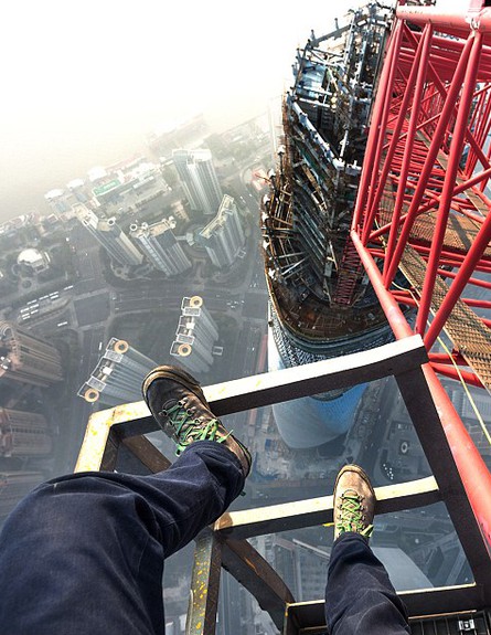 טיפסו על הבניין הגבוה בסין (צילום: Vitaly Raskalov\ Vadim Makhorov)