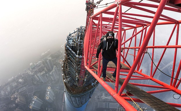 טיפסו על הבניין הגבוה בסין (צילום: Vitaly Raskalov\ Vadim Makhorov)