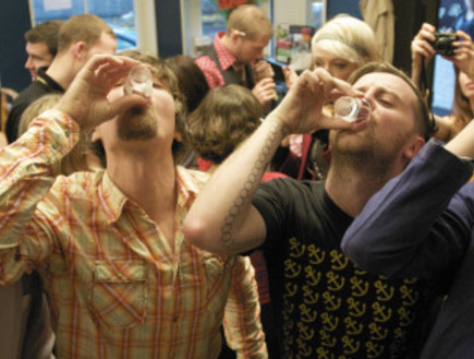גברים שותים בבר (צילום: John Rensten, GettyImages IL)