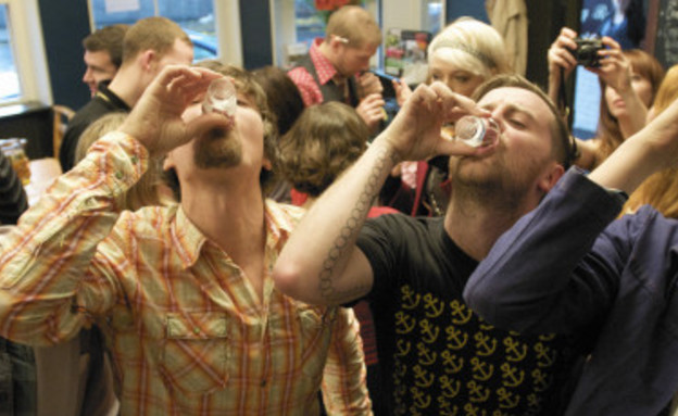 גברים שותים בבר (צילום: John Rensten, GettyImages IL)