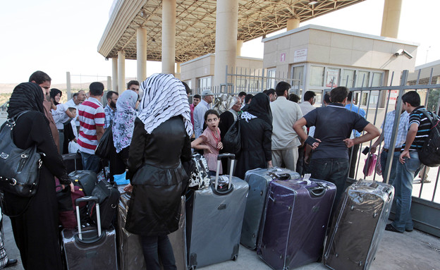 פליטים סורים בכניסה לתורכיה (צילום: ap)