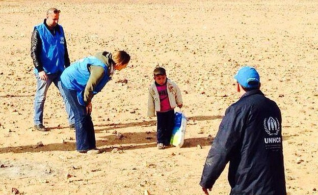 תמונה מזויפת של ילד לבד במדבר (צילום: אנדרו הארפר)