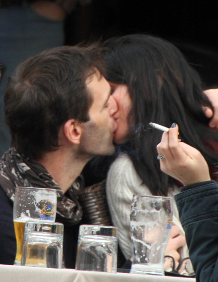 קורטני קוקס מתנשקת (צילום: Splashnews)